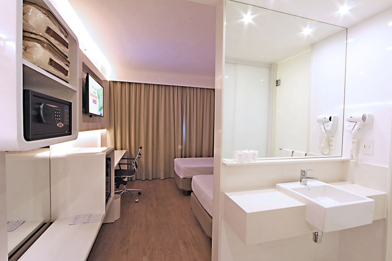 Bathroom 3, ibis Styles Brasília Aeroporto, Brasília