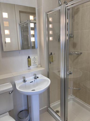 Bathroom, Uplawmoor Hotel, East Renfrewshire