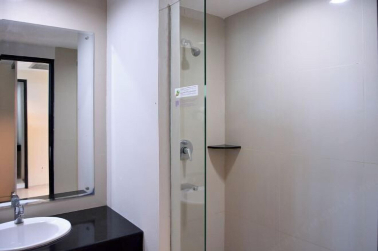 Bathroom 14