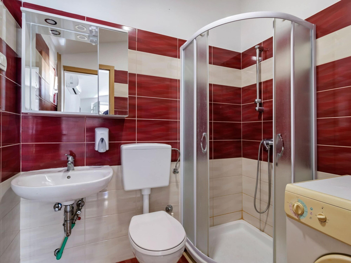 Bathroom 4, Stylish Holiday Home in Banjole With Swimming Pool, Medulin