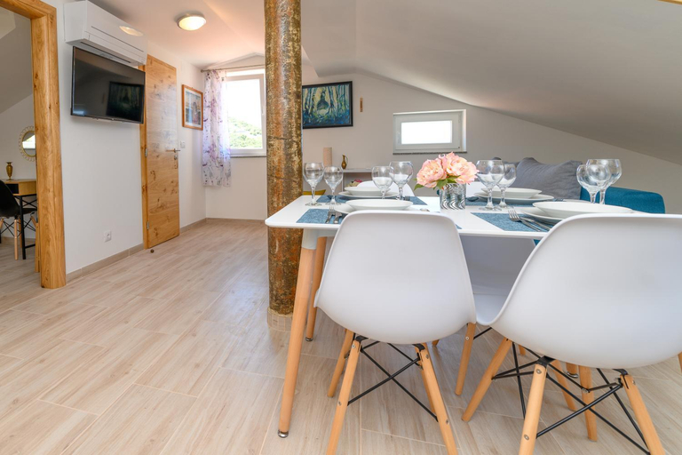 Others 3, Apartments FOREVER, Cres