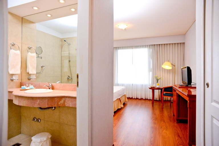 Bathroom 4, Yene Hue, Biedma