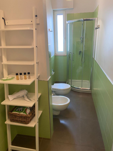 Bathroom 2, Il Veliero, Bari