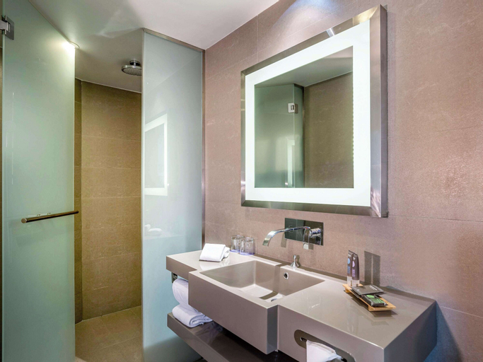 Bathroom 13