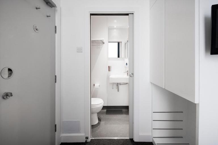Bathroom 3, Hotel Meridiana, London
