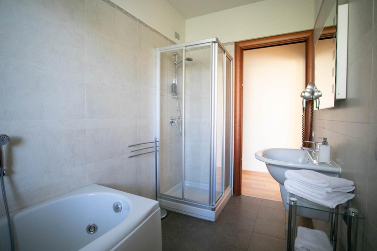 Bathroom 1, Castello Lovere appartamenti, Bergamo