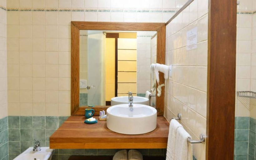 Bathroom 5, Iara Beach Hotel, Salvador
