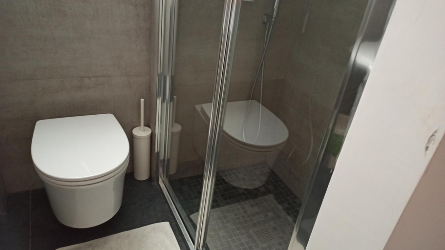 Bathroom 2, Apple guest house, Bari