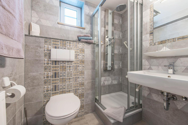 Bathroom 2, Hotel Garni Lichtquelle, Passau