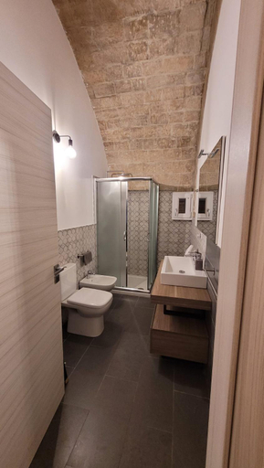 Bathroom 2, Casa Vittoria, Syracuse