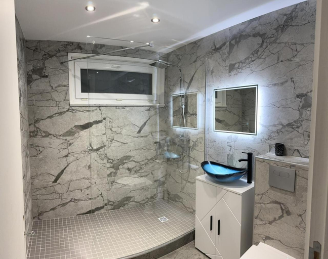 Bathroom 2, My Best Vacation, Bas-Rhin