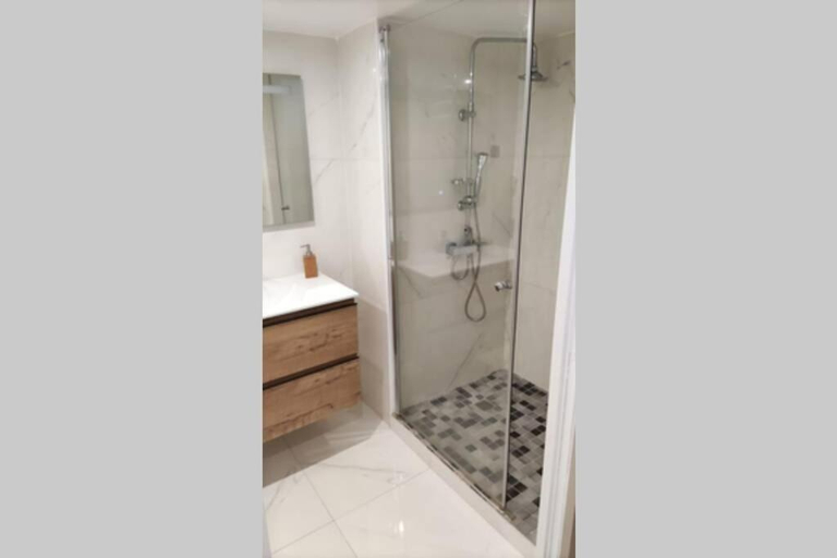 Bathroom, Pause_Yuccas, Le Gosier