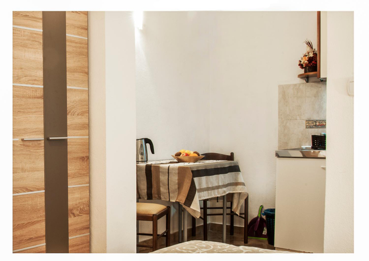 Kitchen 5, Huter Apartments