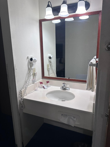 Bathroom 4, Fairbridge Inn Sunnyside, Yakima