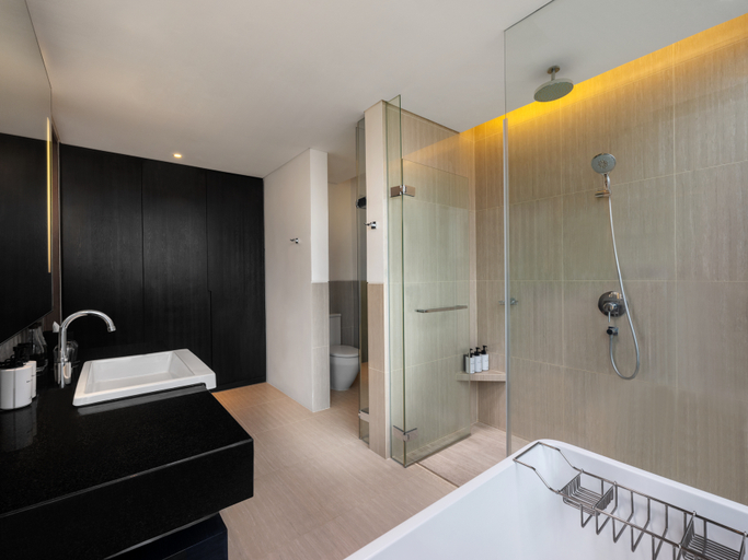 Bathroom 16