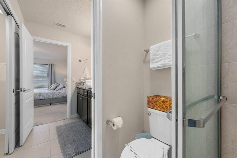 Bathroom 4, Amazing 5 Bedrooms Home With Pool/BBQ Near Disney, Osceola