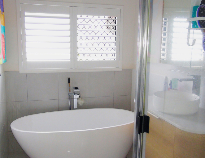 Bathroom 4, Beach bliss Queen bed BBQ Pool Netflix, Cairns