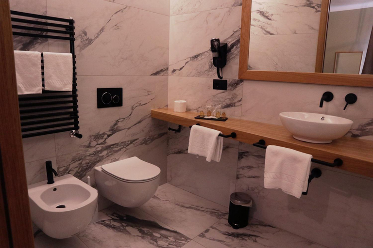 Bathroom 2, Manhattan Room & Suite, Bari
