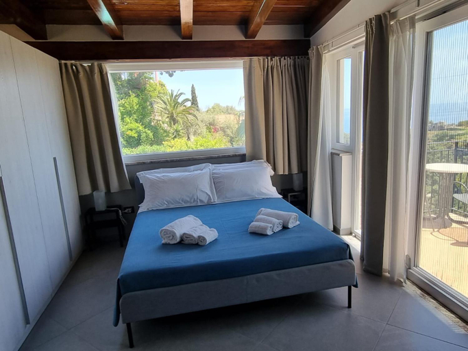 Others 5, Villa Glamour, Messina