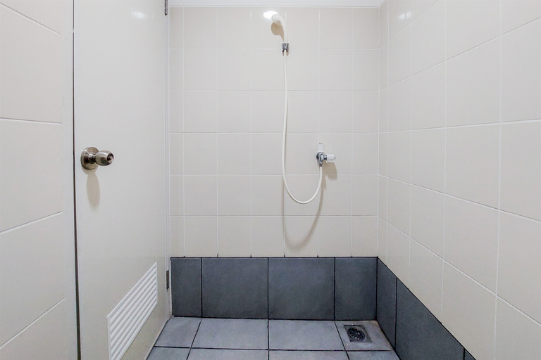 Bathroom 5, Minimalist and Homey Studio Akasa Pure Living BSD Apartment By Travelio, Tangerang Selatan