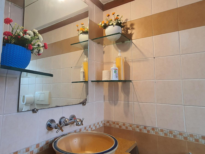 Bathroom 3, OSI Apartments Carter's Road Bandra West, Mumbai Suburban