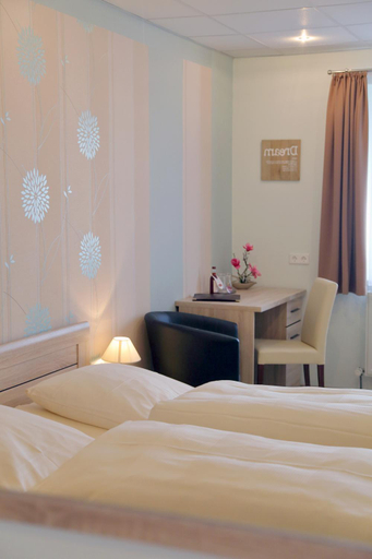 Bedroom 3, Gasthof und Hotel Roter Hirsch, Mittelsachsen