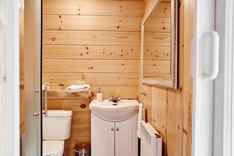 Bathroom 3, Parc Omega, Papineau