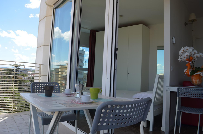 Others 5, Residence Empire, Rimini