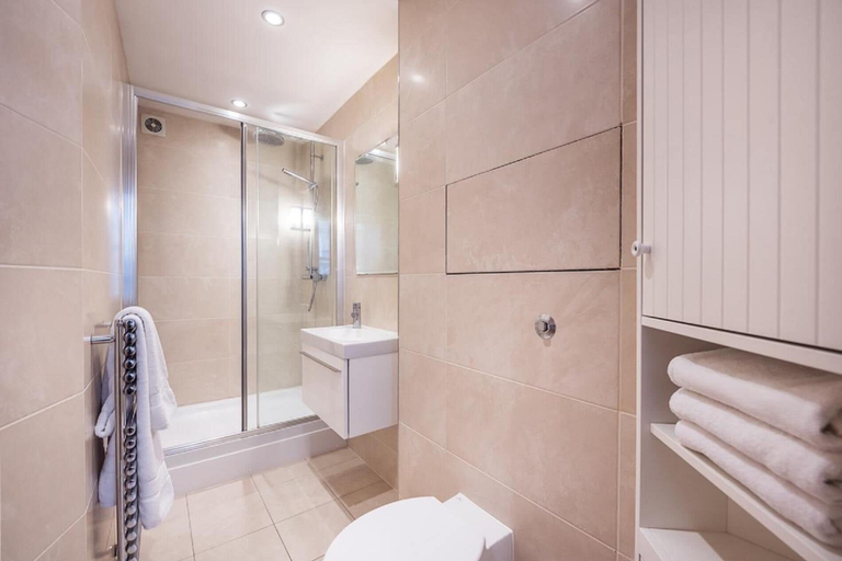 Bathroom, Fantastic 1 Bedroom Flat Leicester Square West End, London