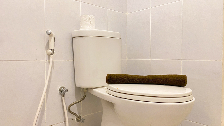 Bathroom 5, Good and Simply 2BR Tokyo Riverside Apartment By Travelio, Tangerang