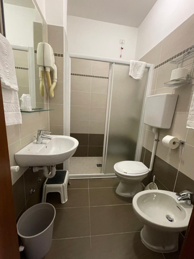 Bathroom 3, Hotel Rabay, Verona