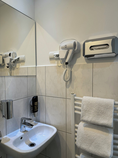 Bathroom 5, Skyline Hotel, Region Hannover