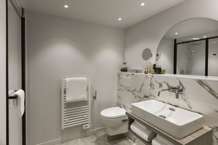 Bathroom 4, Citadines Confluent Nantes, Loire-Atlantique
