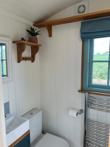 Bathroom 2, Toms Hut and Robins Rest Shepherd Huts near Wadebridge, Cornwall