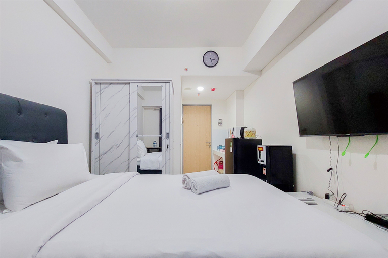 Bedroom 2, Minimalist and Homey Studio Akasa Pure Living BSD Apartment By Travelio, Tangerang Selatan