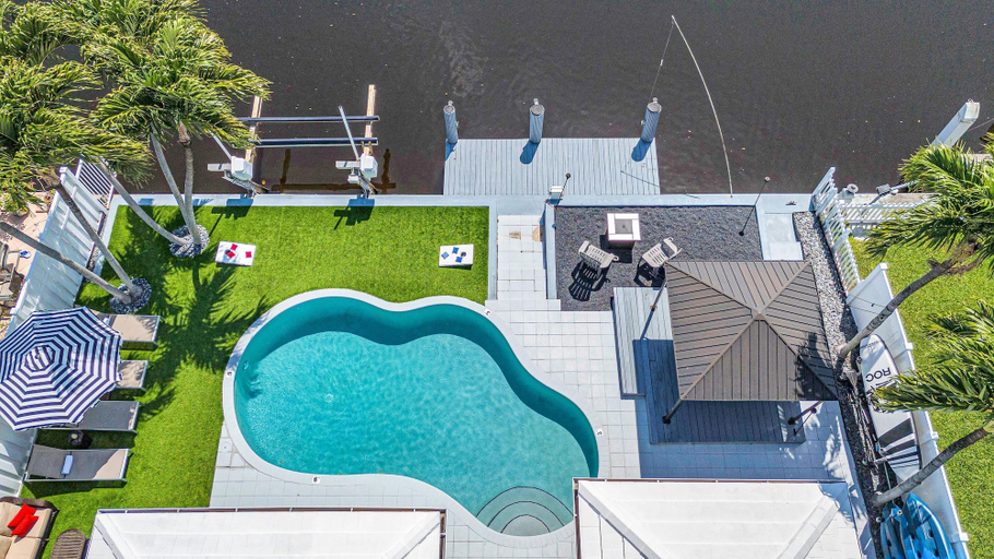 Room 2, Waterfront Bungalow Heated Pool Pineapple Key, Broward