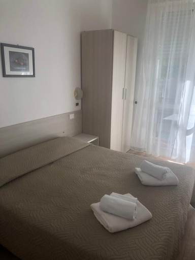 Bedroom 3, Barone Beach Hotel, Rimini