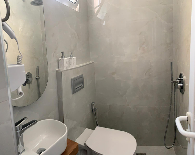 Bathroom 2, Kekezis Apartments, Sarandës