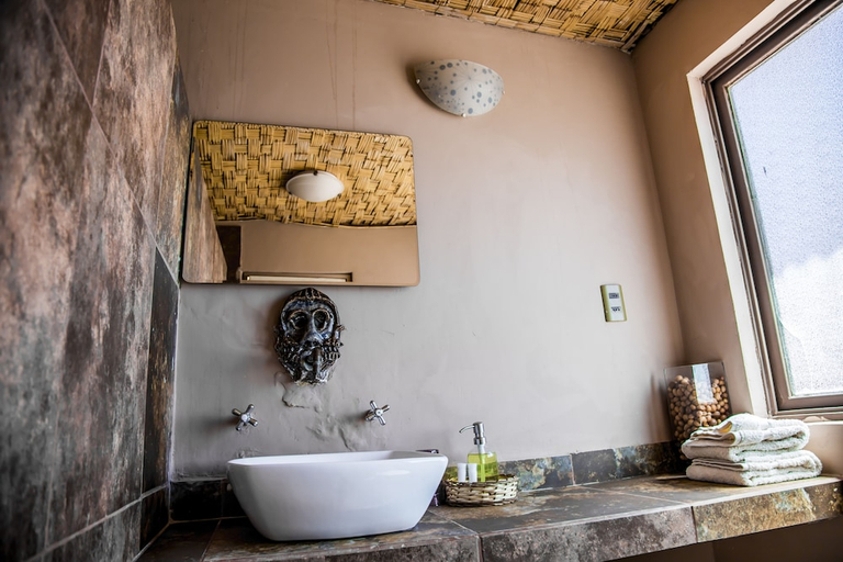Bathroom, Pat'ta Hoiri, El Loa