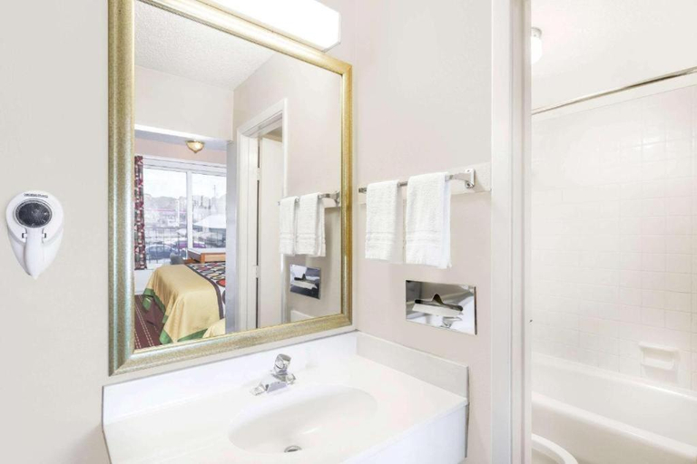 Bathroom, Arya Inn & Extended Stay, Gregg