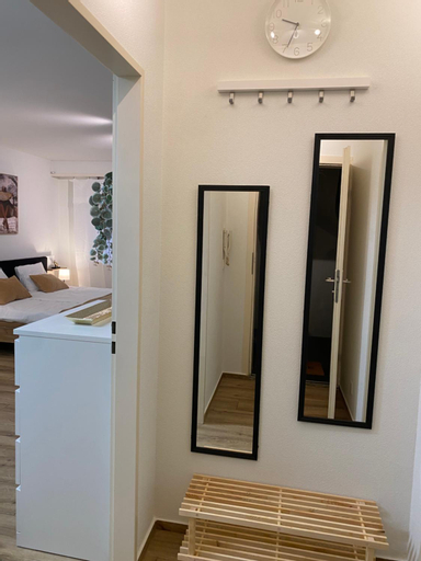 Others 5, Eine schone Wohnung am Messeplatz, Basel
