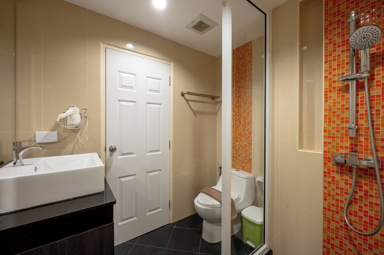 Bathroom 3, New Nordic Atrium apartments by Apartwell, Pattaya