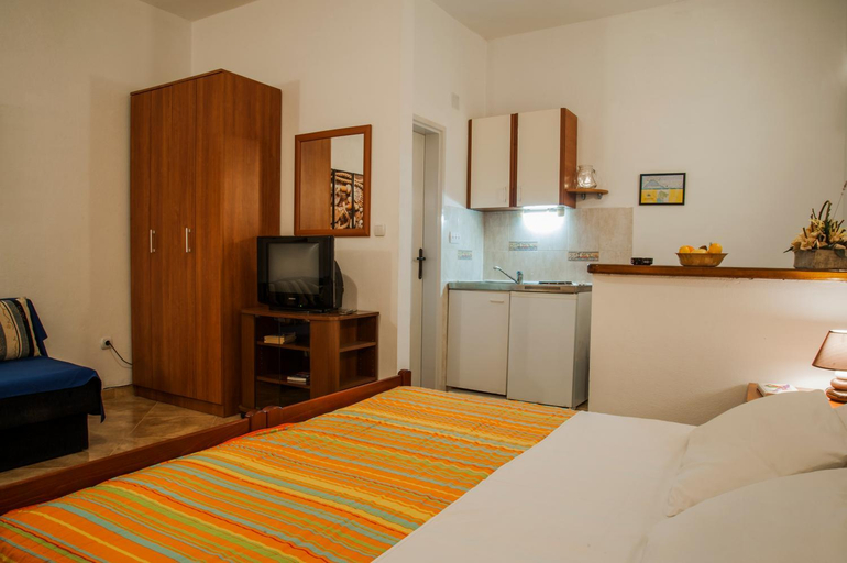 Kitchen 3, Huter Apartments