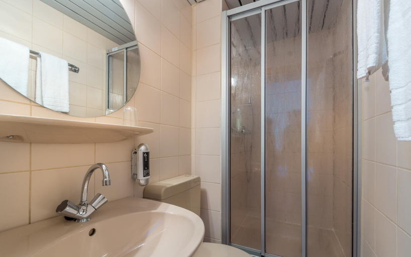Bathroom 3, CVJM Hotel am Wollmarkt, Braunschweig