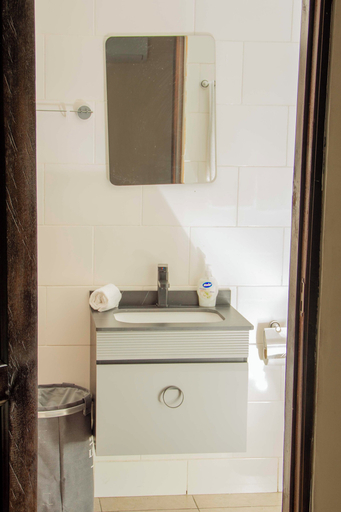 Bathroom 3, Pot of Gold Butler Residence, Accra