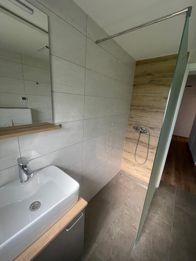 Bathroom 2, Azimut Hisa, Tolmin