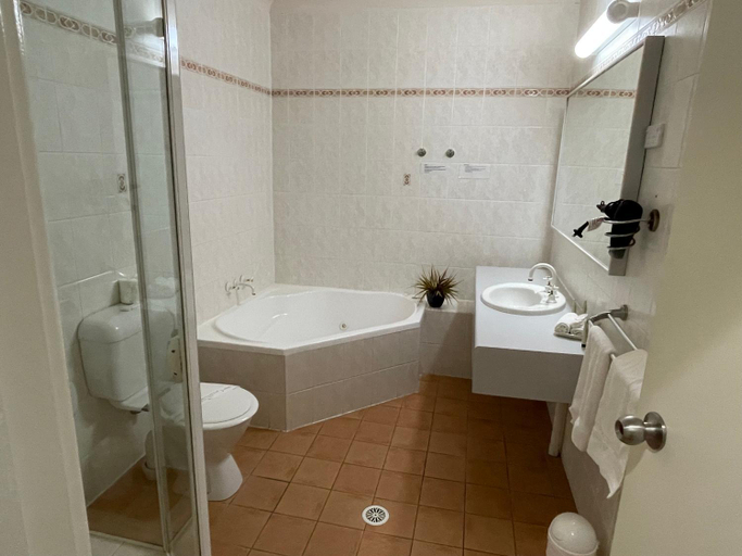 Bathroom 18