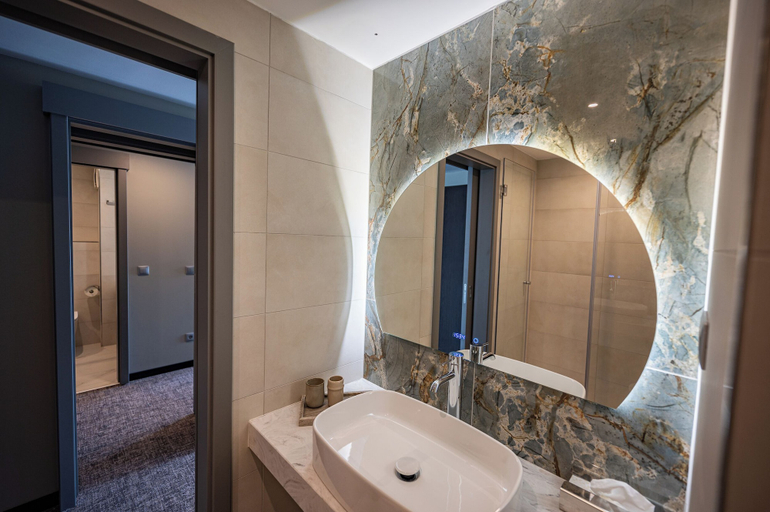 Bathroom 4, Hotel Azúr Prémium, Siófok
