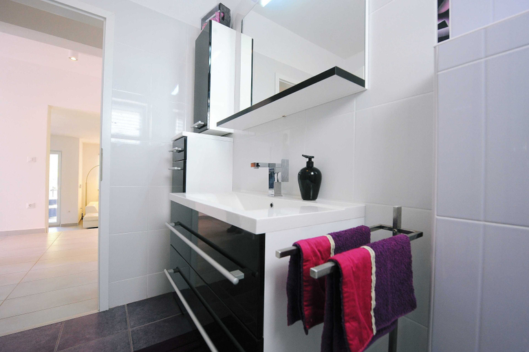 Bathroom 4, Villa Gea, Barban