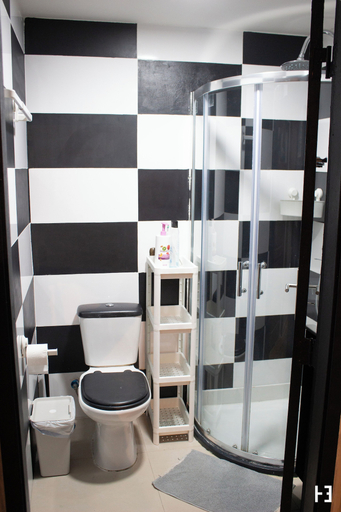 Bathroom 2, Habitação Essencial, Porto